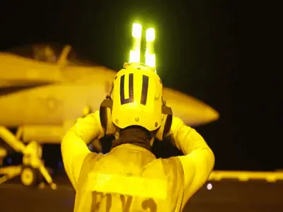 Iran phóng 111 tên lửa vào tàu sân bay Mỹ, tuyên bố phá hủy trung tâm AI