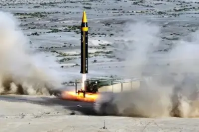 Iran tấn công đáp trả, kêu gọi dân vùng Vịnh tránh xa căn cứ Mỹ
