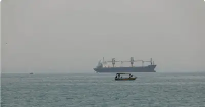 Iran tuyên bố đóng cửa eo biển Hormuz sau vụ hai tàu chở dầu bốc cháy