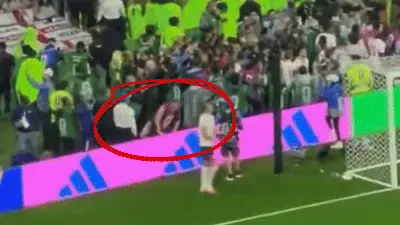 Jordan Henderson ngã chúi đầu khi ăn mừng, phải rời sân bằng cáng dù không thi đấu
