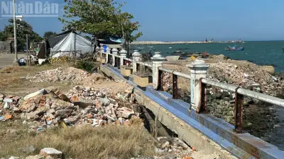 Đắk Lắk: Người dân đổ xà bần xuống biển, bất chấp biển cấm ở bờ kè Bạch Đằng