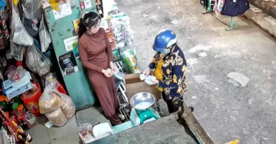 Khách hàng trả nợ 500.000 đồng sau nhiều năm, chủ tiệm xúc động khi biết mẹ đã mất