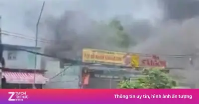 Khói lửa bao trùm khu dân cư nhiều bãi phế liệu tại TP.HCM