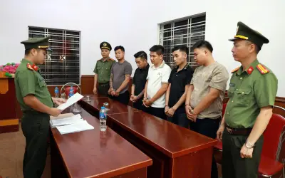 Khởi tố thêm 5 tài xế trong đường dây tổ chức cho người nước ngoài ở lại Việt Nam trái phép tại Lào Cai