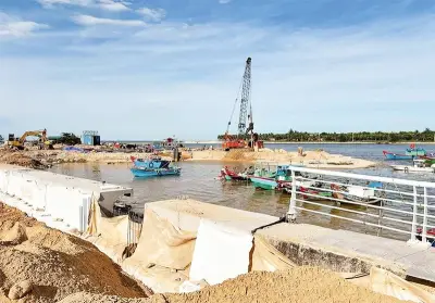 Khơi thông dòng chảy, gia cố đê điều ứng phó mùa mưa bão