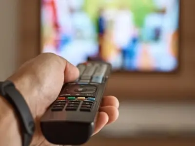 Không nên tắt Smart TV bằng ổ cắm điện, đây là lý do