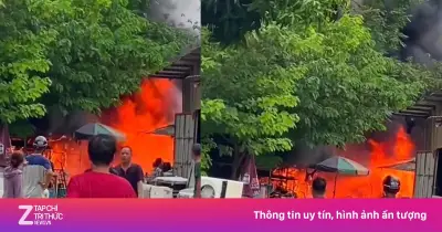Kho phế liệu sát chung cư ở Nghệ An bốc cháy dữ dội