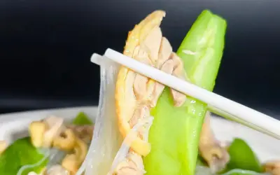 Kết hợp mướp, thịt gà và miến tạo nên món canh ngon bất ngờ