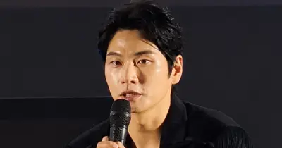Lee Yi Kyung gây sốt khi nói tiếng Việt và xuống khán đài giao lưu fan