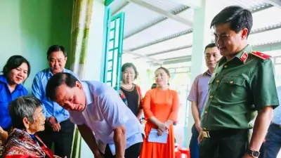 Lãnh đạo TP Đồng Nai thăm tặng quà gia đình có công cách mạng