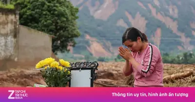 Lập bàn thờ tạm trên nền nhà sau lũ quét ở Lai Châu, mòn mỏi chờ người thân