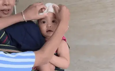 Mẹ H'Hen Niê diện áo dài, bé Harley biểu cảm đáng yêu gây sốt