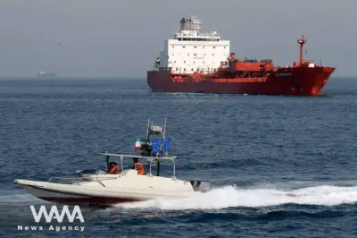Mỹ tiếp tục không kích Iran, tàu chở dầu phát nổ ở eo biển Hormuz