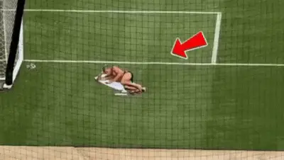 Marcos Llorente tắm nắng trên sân Cotton Bowl trước bán kết World Cup