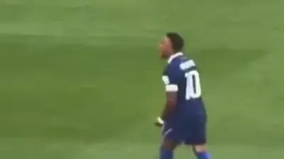 Mbappe bị thủ môn Paraguay ném bóng vào người sau trận đấu