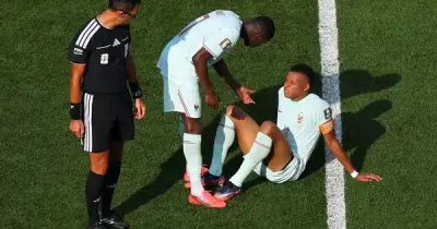 Mbappe tập tễnh rời sân nhưng trấn an: 'Tôi ổn' sau trận thắng Ma Rốc