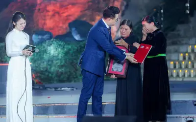 MC Khánh Vy, Hạnh Phúc nghẹn ngào dẫn cầu truyền hình 'Sao sáng dẫn đường'