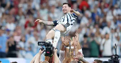 Messi phá kỷ lục kiến tạo, đồng đội công kênh ăn mừng