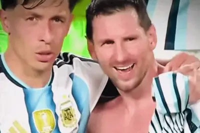 Messi 'quét map' giúp Martinez tìm gia đình trên khán đài gây sốt