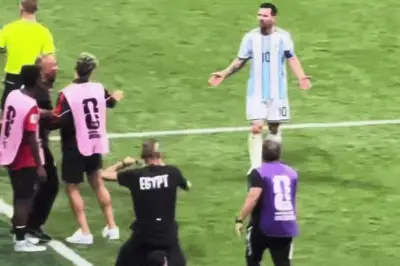 Messi thắc mắc khi HLV Ai Cập giơ tay làm dấu 'X' tố phân biệt chủng tộc