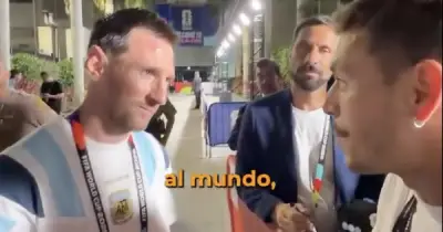 Messi xúc động nhận tràng hạt từ Vatican, ôm CĐV tại World Cup 2026