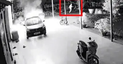 Mâu thuẫn hàng xóm, nửa đêm lẻn vào nhà tẩm xăng đốt ô tô