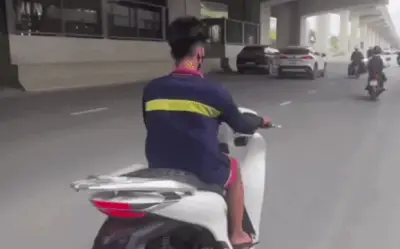 Nam thanh niên Hà Nội vi phạm hàng loạt lỗi khi điều khiển xe máy trên đường Cầu Diễn