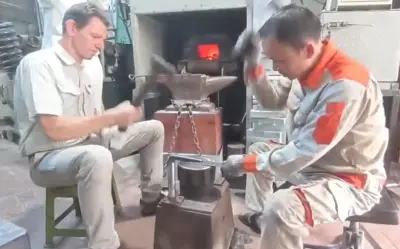 Nghệ nhân làng rèn Đa Sỹ mở xưởng miễn phí cho du khách trải nghiệm