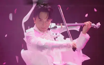 Nghệ sĩ violin gây sốt với màn trình diễn khiến khán giả nổi da gà tại Anh trai vượt ngàn chông gai