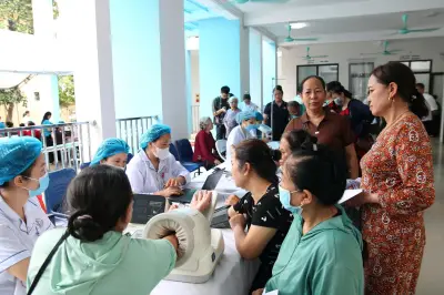 Người dân 16 xã phường ven sông Hồng được khám sức khỏe định kỳ
