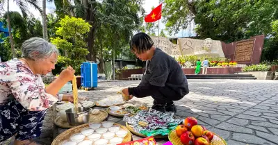 Người dân khắp nơi đến công viên Lê Thị Riêng thắp hương tri ân liệt sĩ