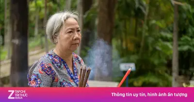 Người dân TP.HCM thắp nhang tưởng niệm liệt sĩ tại CV Lê Thị Riêng