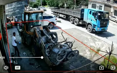 Người đàn ông thoát chết kỳ diệu khi xe bồn đâm vào máy xúc ở Hồ Nam