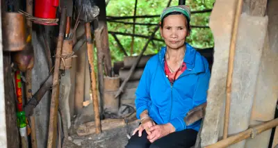 Người phụ nữ Mường gác lại hạnh phúc riêng để chăm 2 chị bệnh tật
