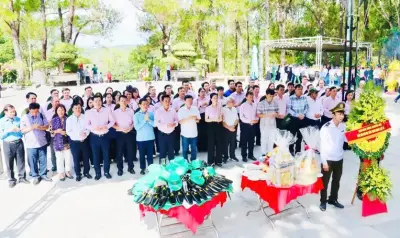 Ngân hàng Chính sách xã hội dâng hương tri ân tại Quảng Trị