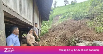 Nhà hai tầng kiên cố đổ xuống suối do sạt lở tại Lào Cai