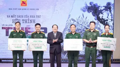 Nhà thơ Hữu Thỉnh ra mắt tiểu thuyết đầu tay 'Thép dưới cỏ' ở tuổi 82