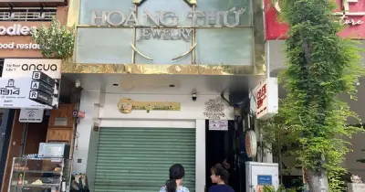 Nhiều cửa hàng kim cương ở TP.HCM đồng loạt đóng cửa sau vụ buôn lậu