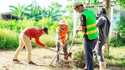 Nhóm thanh niên Quảng Nam dọn dẹp nhà cửa miễn phí cho người khó khăn