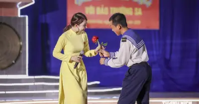 Những sân khấu đặc biệt giữa Trường Sa: Nơi tình quân dân thắm thiết