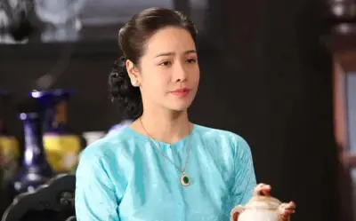 Nhật Kim Anh gây xôn xao với cảnh hát bán kẹo kéo bên đường
