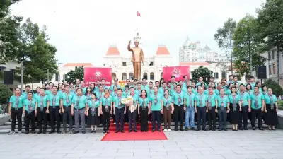 Đoàn đại biểu TP.HCM dâng hoa, báo công trước tượng đài Bác Hồ