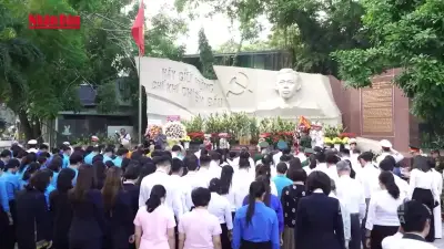 Đoàn đại biểu Ủy ban MTTQ Việt Nam TP.HCM dâng hương tri ân các anh hùng liệt sĩ