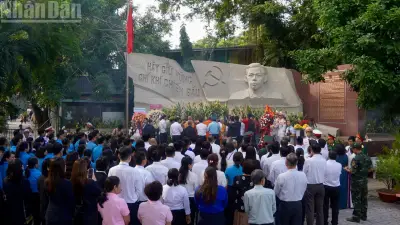 Đoàn lãnh đạo TP.HCM dâng hương tưởng niệm liệt sĩ tại Công viên Lê Thị Riêng