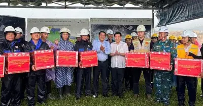 Phó bí thư Đinh Văn Nơi tặng quà động viên công nhân sân bay Phú Quốc