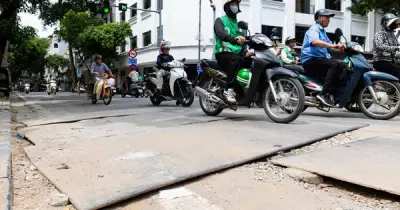 Phố cổ Hà Nội ngập bụi, mặt đường nham nhở sau thi công hạ tầng