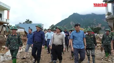 Phó Thủ tướng thăm hỏi người dân vùng lũ Lai Châu