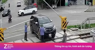 Phạt 19 triệu, tước bằng 2 tháng nữ tài xế vượt rào chắn đường sắt