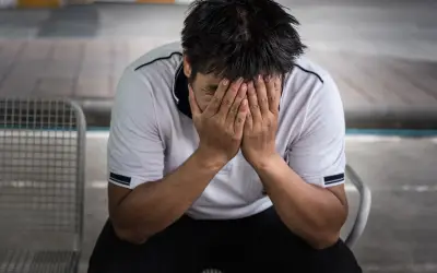 Phát hiện con không phải ruột, chồng đội mũ xanh đứng trước nhà vợ mỗi ngày
