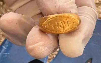 Phát hiện nhẫn vàng 2.500 năm tuổi khắc chữ cổ Ấn Độ tại Thái Lan